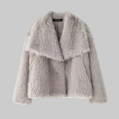 Chaqueta Corta Elegante: Estilo en un instante.