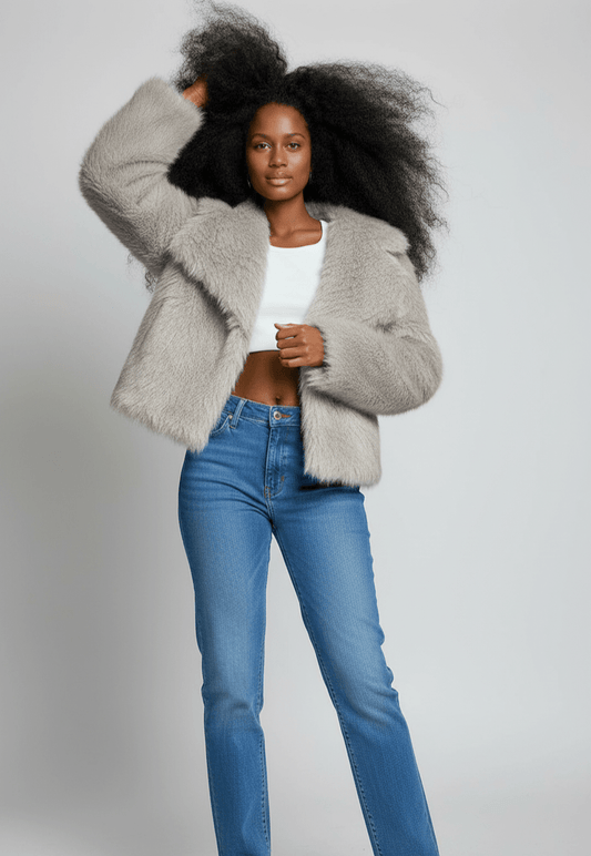 Chaqueta Corta Elegante: Estilo en un instante.