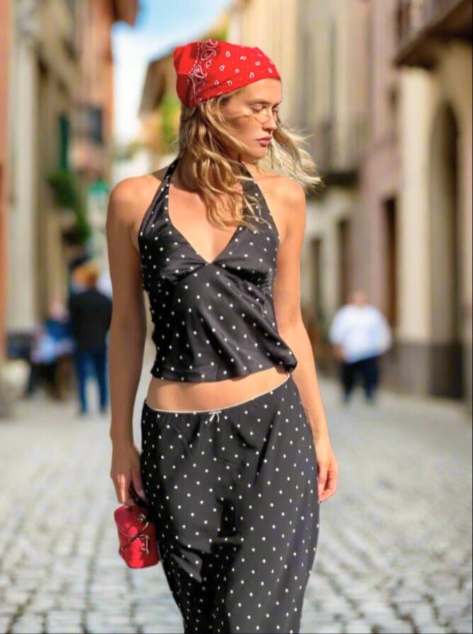 Conjunto Top y Falda: Elegancia y estilo en uno solo.