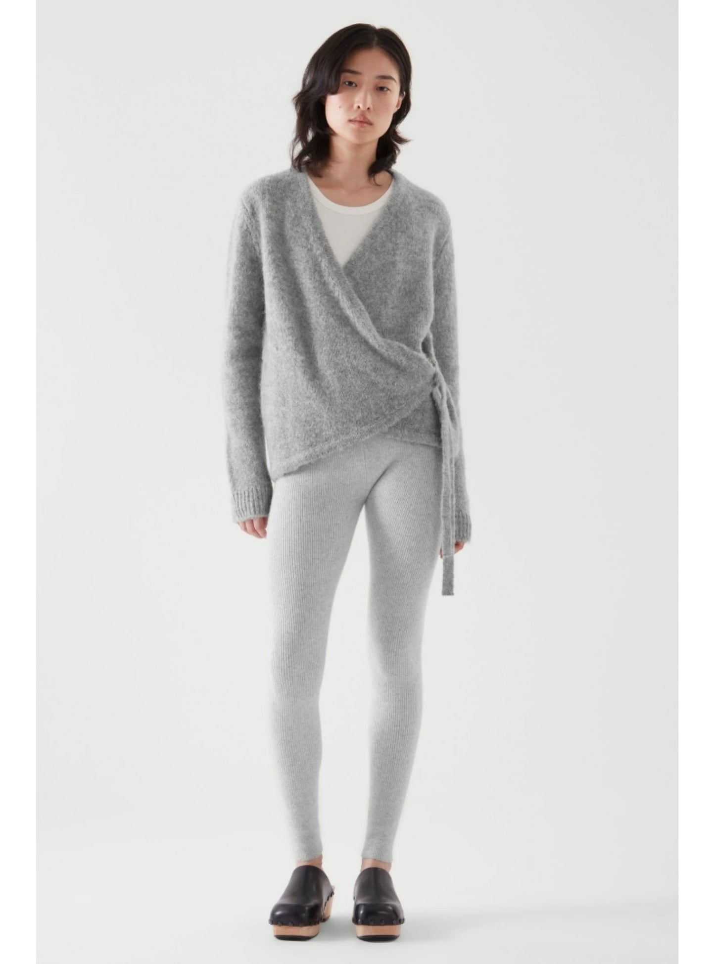 Nueva moda invernal: Cardigan asimétrico de lana blend.