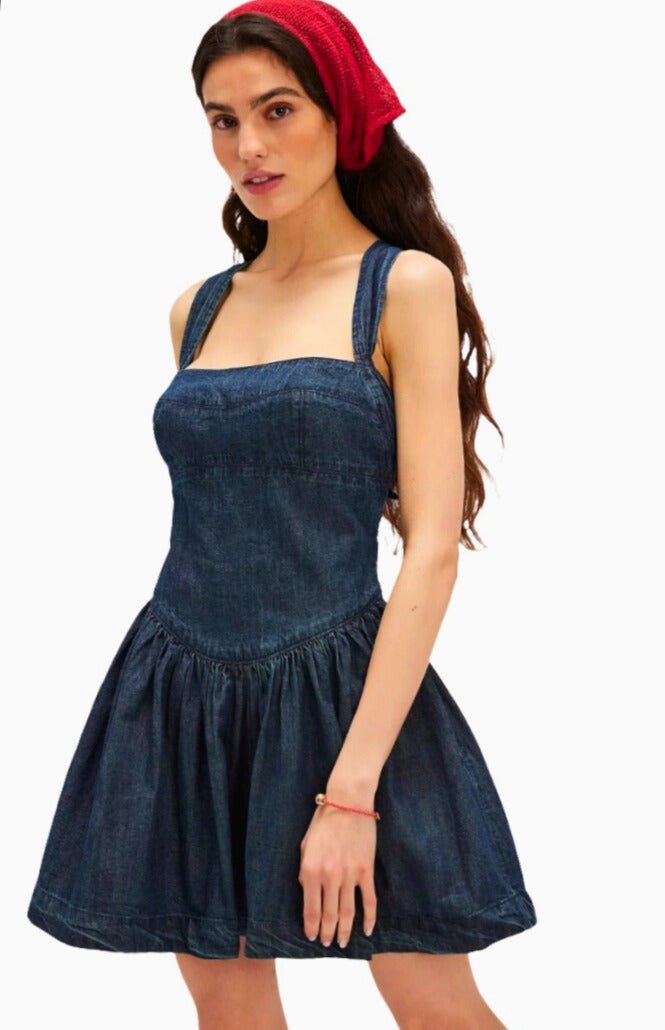 vaquero sin mangas con cordones: Estilo fresco y casual.